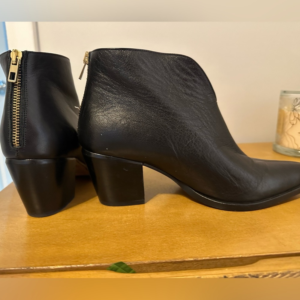 Vince Havana Notch Bootie black leather size 9.5